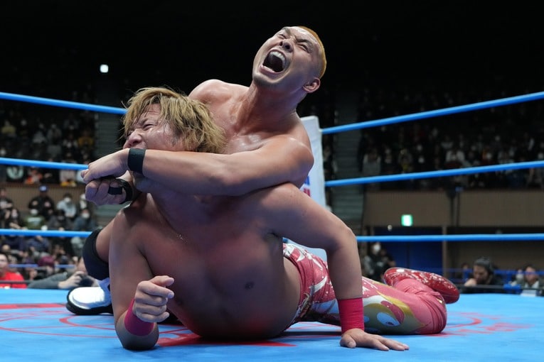 STFで宮原健斗を絞め上げる中嶋勝彦　©Essei Hara