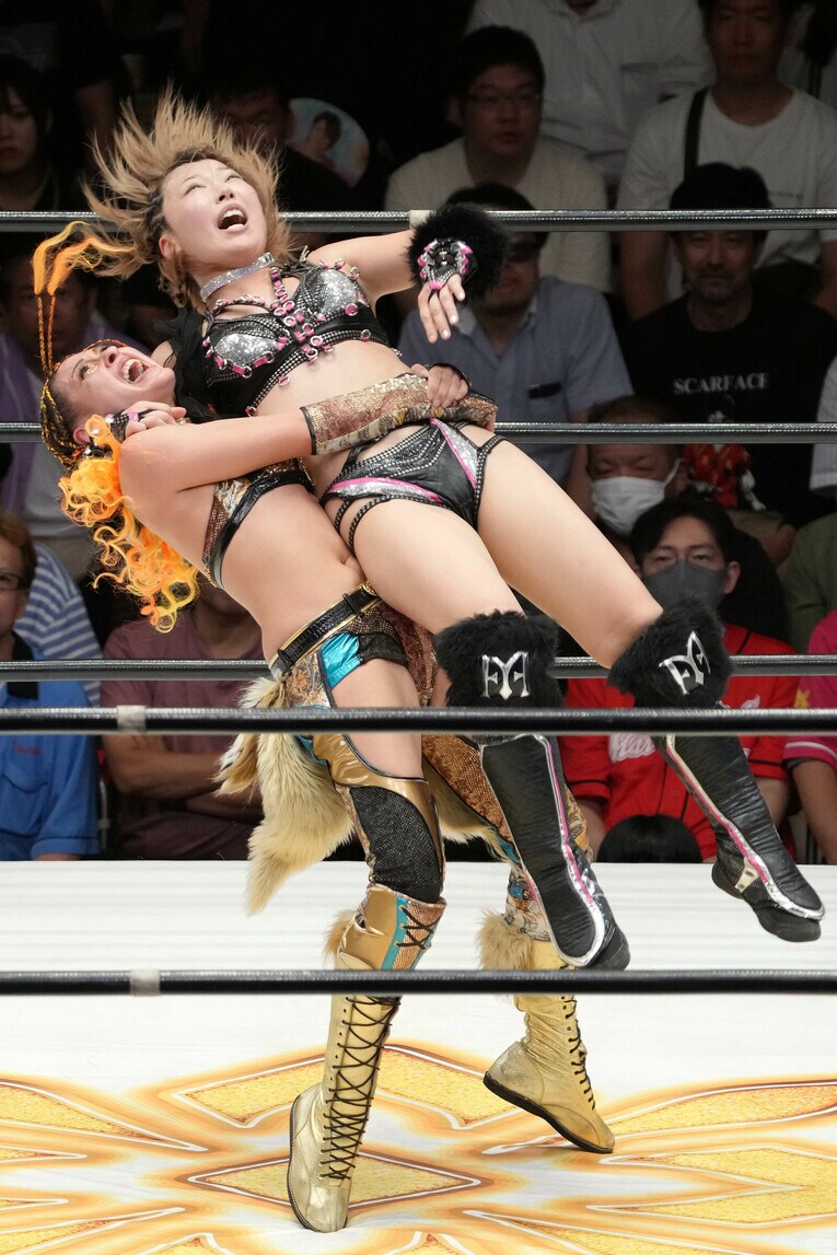 桜井麻衣をバックドロップで投げるジュリア　©Masashi Hara