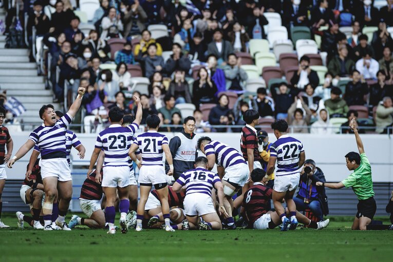 明治が追い上げのトライ　©︎Kiichi Matsumoto