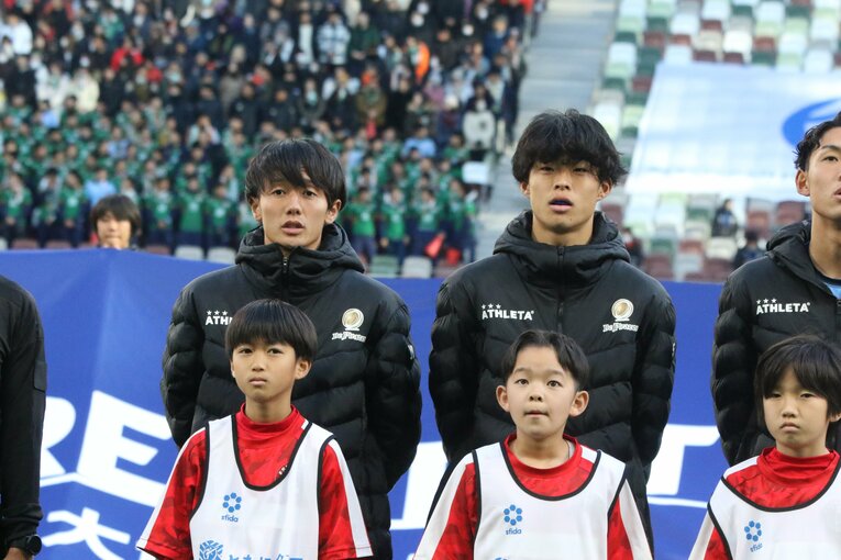 気持ちが入った表情でピッチに入場してきた近江・金山耀太（左）と西村想大　©︎Takahito Ando