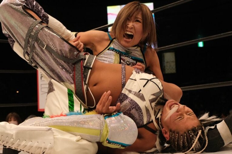 スターダム退団となる試合で“戦友”木村花さんの得意技ハイドレンジアを繰り出した小波 ／ photograph by Norihiro Hashimoto