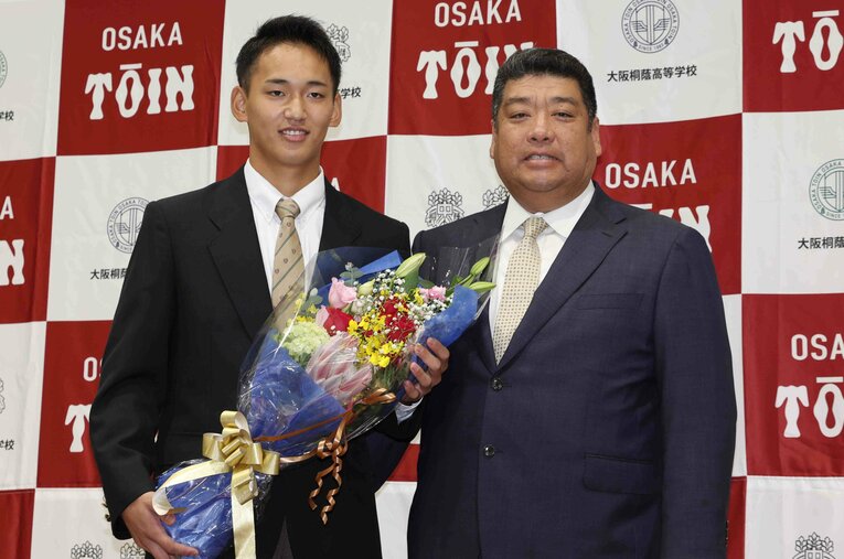 2023年ドラフト後、ソフトバンクから1位指名された前田悠伍（左）。右は大阪桐蔭高の西谷浩一監督 ／ photograph by JIJI PRESS