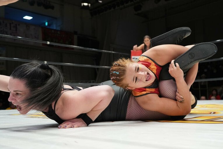 タンクの足を攻める山岡聖怜　©Essei Hara