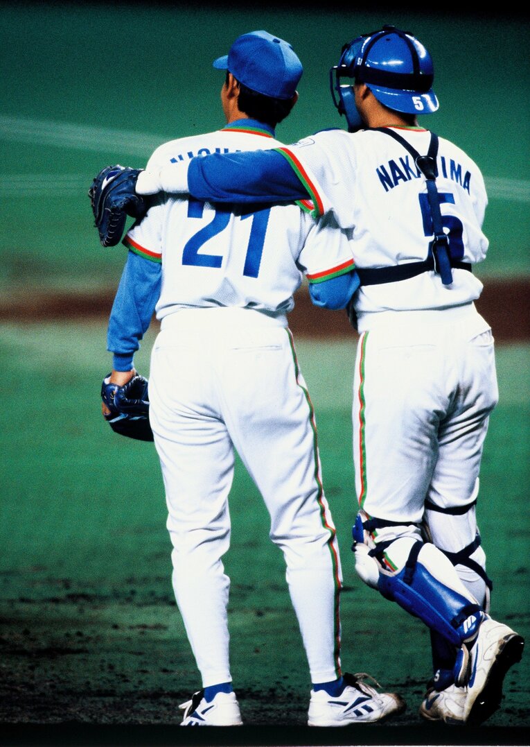 1998年日本シリーズ第4戦で登板した西崎。捕手は2024年までオリックスの監督を務めた中嶋聡だ　©Koji Asakura