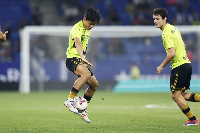 「試合前…笑顔だったのに」久保建英“怒りのゴラッソ物議パフォ”長年追うカメラマンが間近で見た全事実「仲間は振り払われてもハグ」(6)