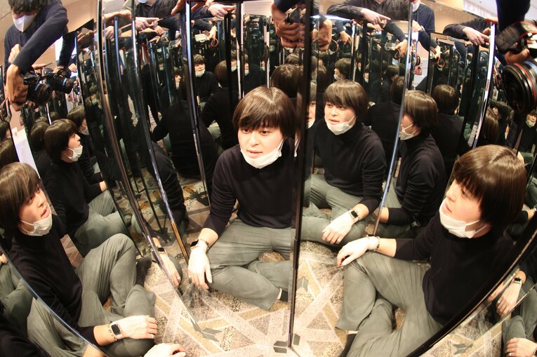 鏡を集めてのテストカット、モデルは河野さん　写真はスポーツニッポン写真映像部提供