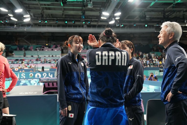 ドイツとの準決勝。4戦目はストレート勝ち。張本をねぎらう早田、平野　　©︎JMPA