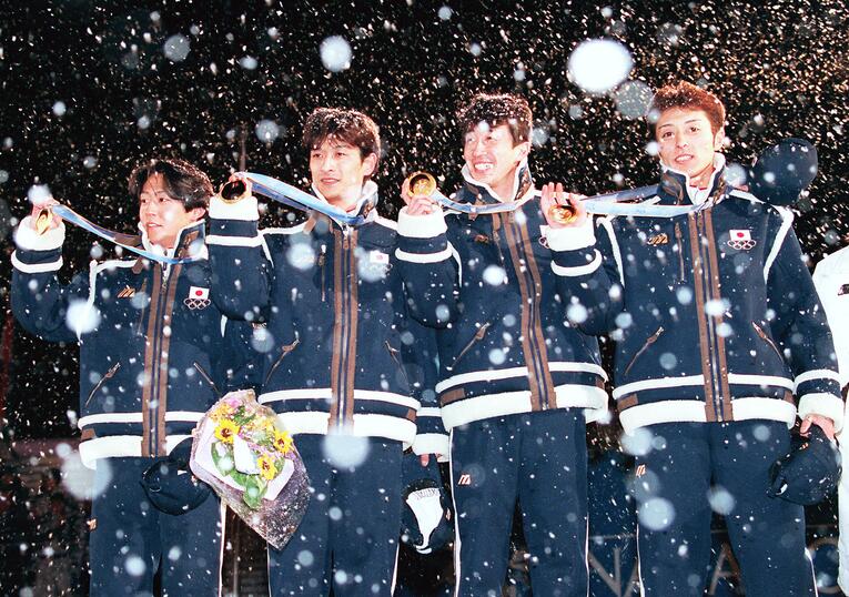 長野五輪スキージャンプ団体で金メダルを獲得した選手たち。右から船木和喜、原田雅彦、斎藤浩哉、岡部孝信【スワイプするとその他の貴重写真もご覧になれます】　©JIJI PRESS