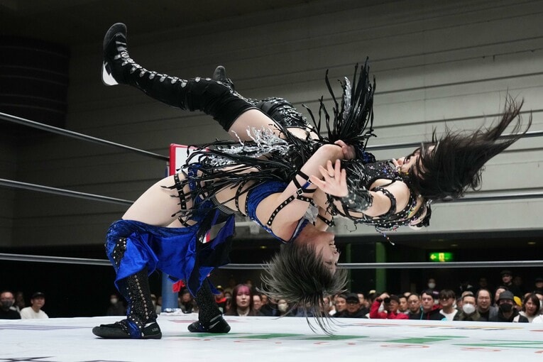 きれいなジャーマンスープレックスで上谷沙弥を投げる安納サオリ　©Essei Hara