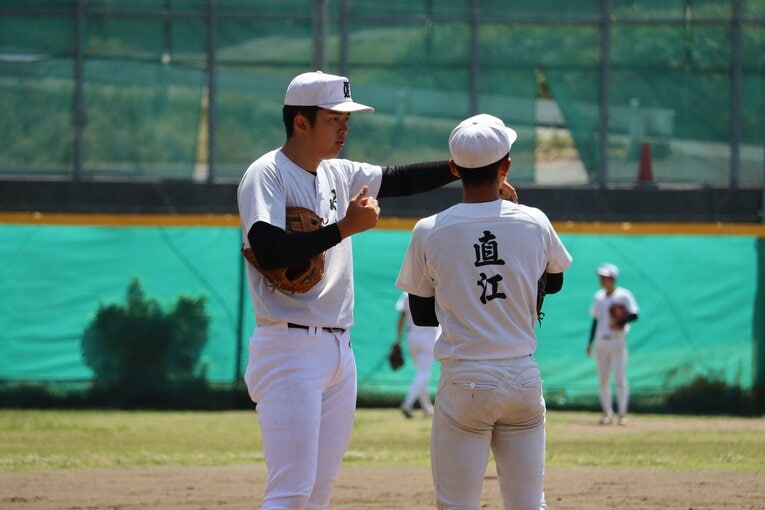 チームメイトと話す九州学院の村上慶太 ©Yuki Kashimoto