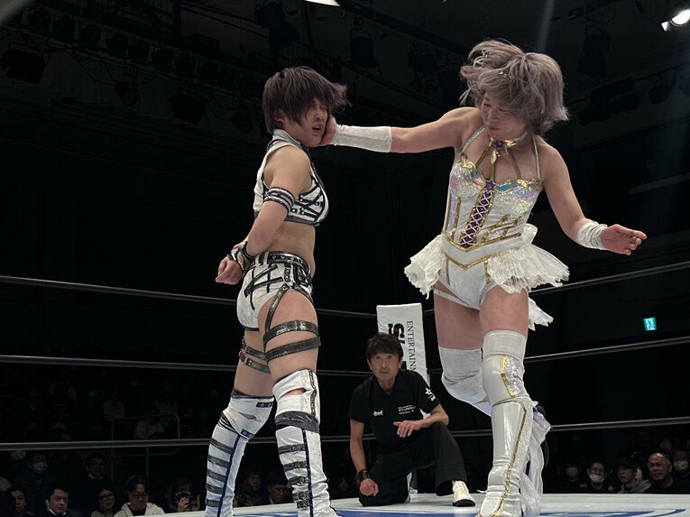 たむの張り手をノーガードで受け止める安納。2人の個性が浮き彫りになる場面だった