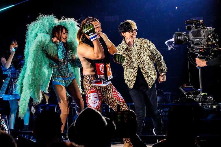 シバターのコミカルな入場シーン。しかし試合そのものは完全に“ガチ”であり、K-1で活躍したHIROYAからアームバーで一本を奪った　©RIZIN FF Susumu Nagao