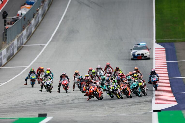 2番手スタートの佐々木はすぐにトップに立つ　photograph by Satoshi Endo