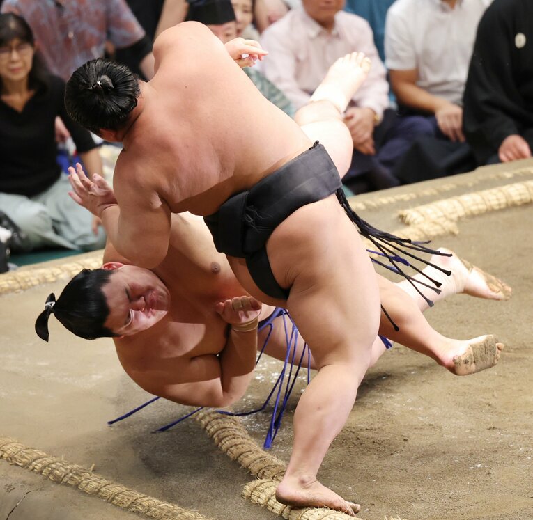 9月場所4日目、横綱・大の里を突き落としで破る伯桜鵬（手前）　©JIJI PRESS