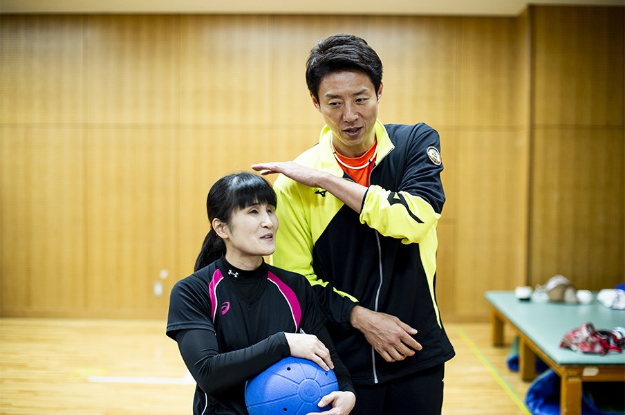 修造、ゴールボール挑戦!天摩由貴は「視覚以外の全感覚」で勝負する。<Number Web> photograph by Yuki Suenaga