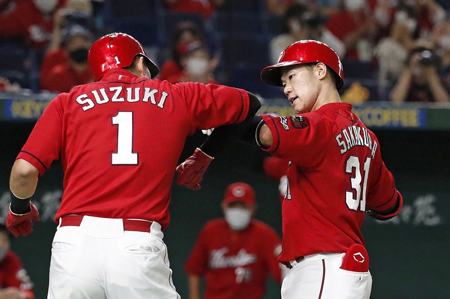 《ヤクルト優勝の裏で熱いタイトル争い》鈴木誠也と首位打者バトル… カープ坂倉将吾23歳が「打てる捕手」に大化け<Number Web> photograph by Kyodo News