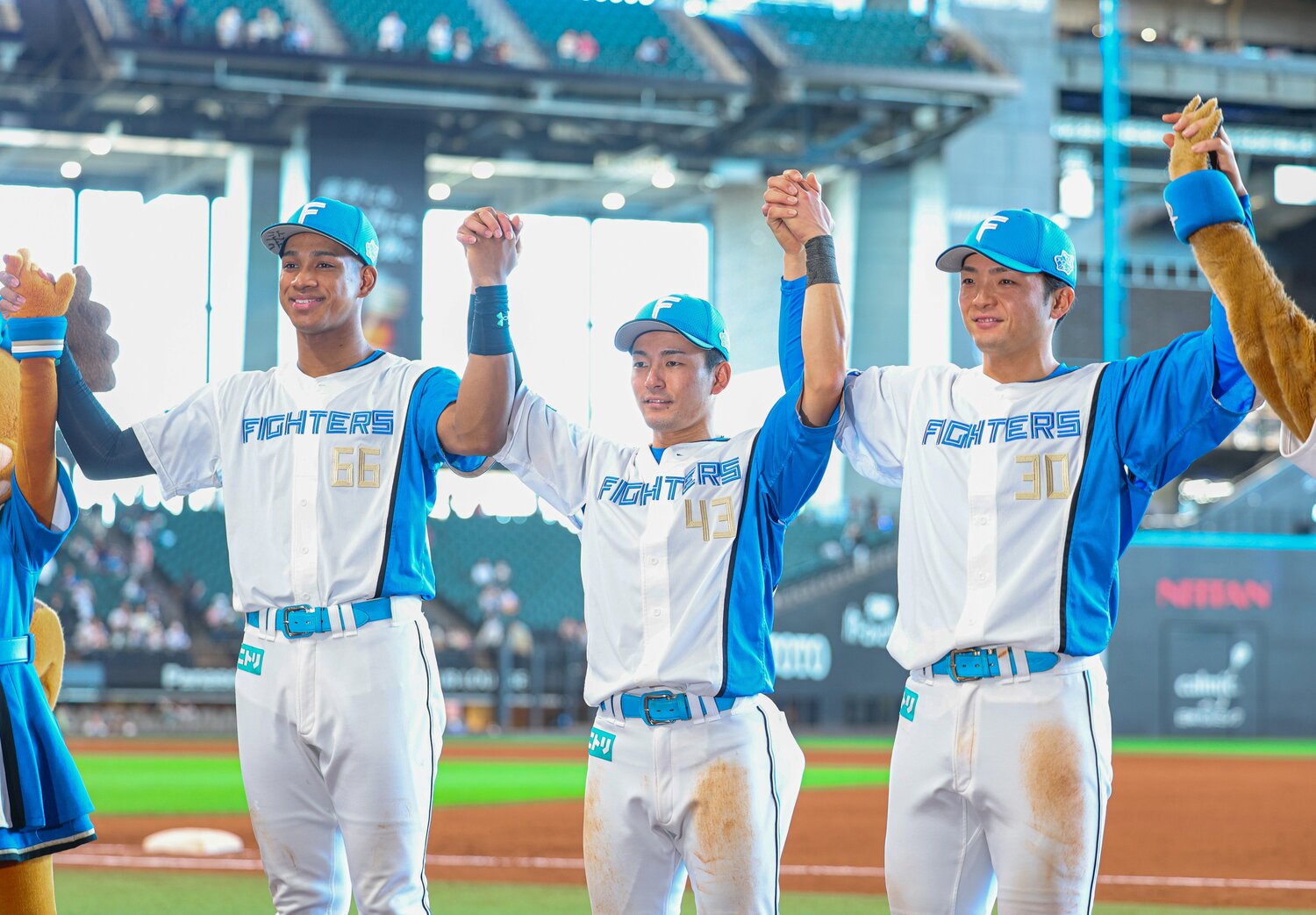 お立ち台ではトーク力も発揮してファンの心をつかむ(左から万波中正、水野達稀 、郡司裕也)©JIJI PRESS