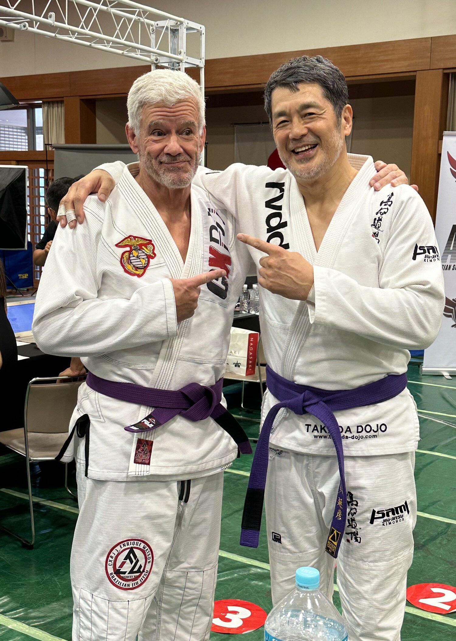 対戦したアメリカのスティーブン・スミスと互いを讃え合う ©Gantz Horie