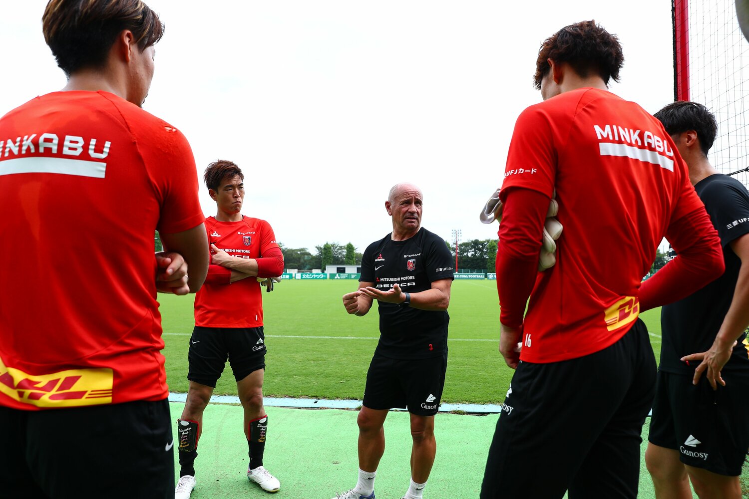 ひとつひとつのプレーを細かく言語化し、理論的に指導するジョアン・ミレッGKコーチ　©URAWA REDS
