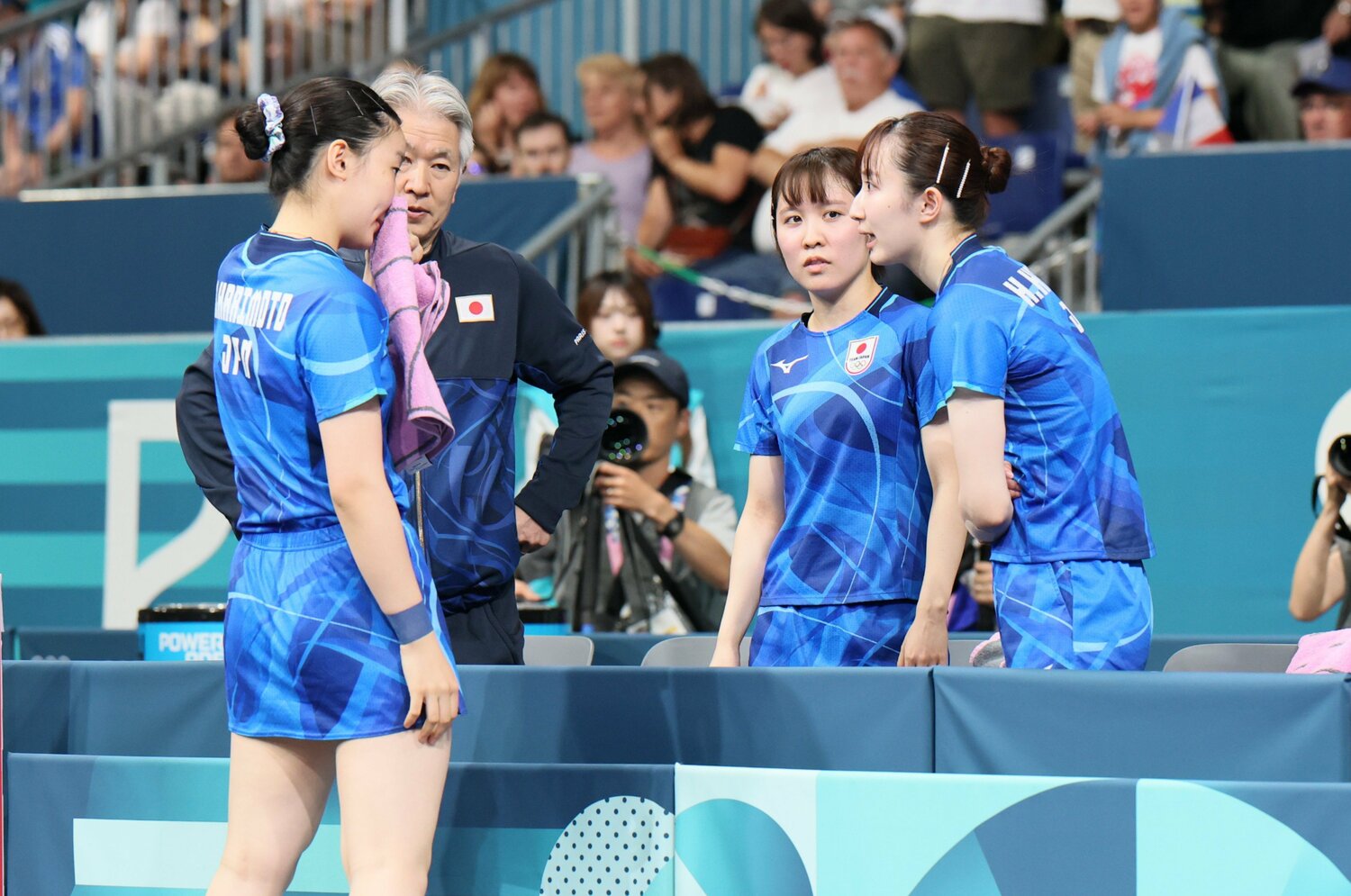シングルスに臨む張本に早田と平野が声をかける　©Kaoru Watanabe/JMPA