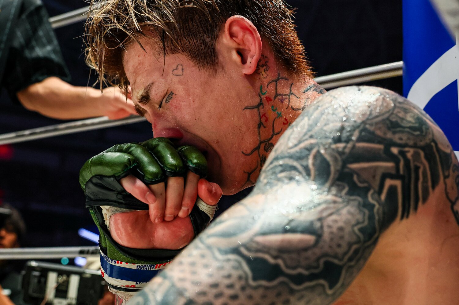 試合終了直後、コーナーに座り込み涙を流す平本蓮 ©RIZIN FF Susumu Nagao
