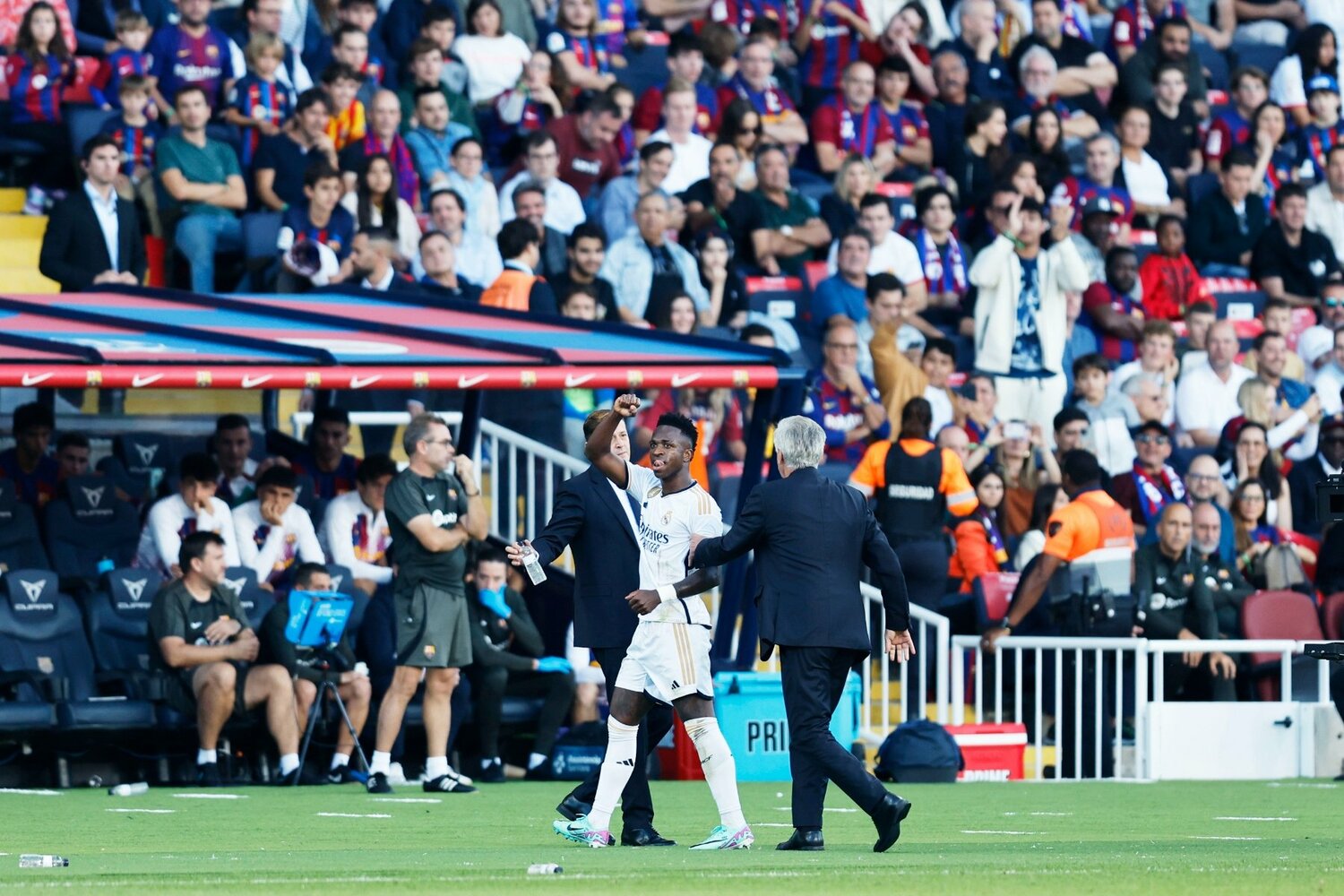 交代時にピッチから離れないビニシウスを促すアンチェロッティ