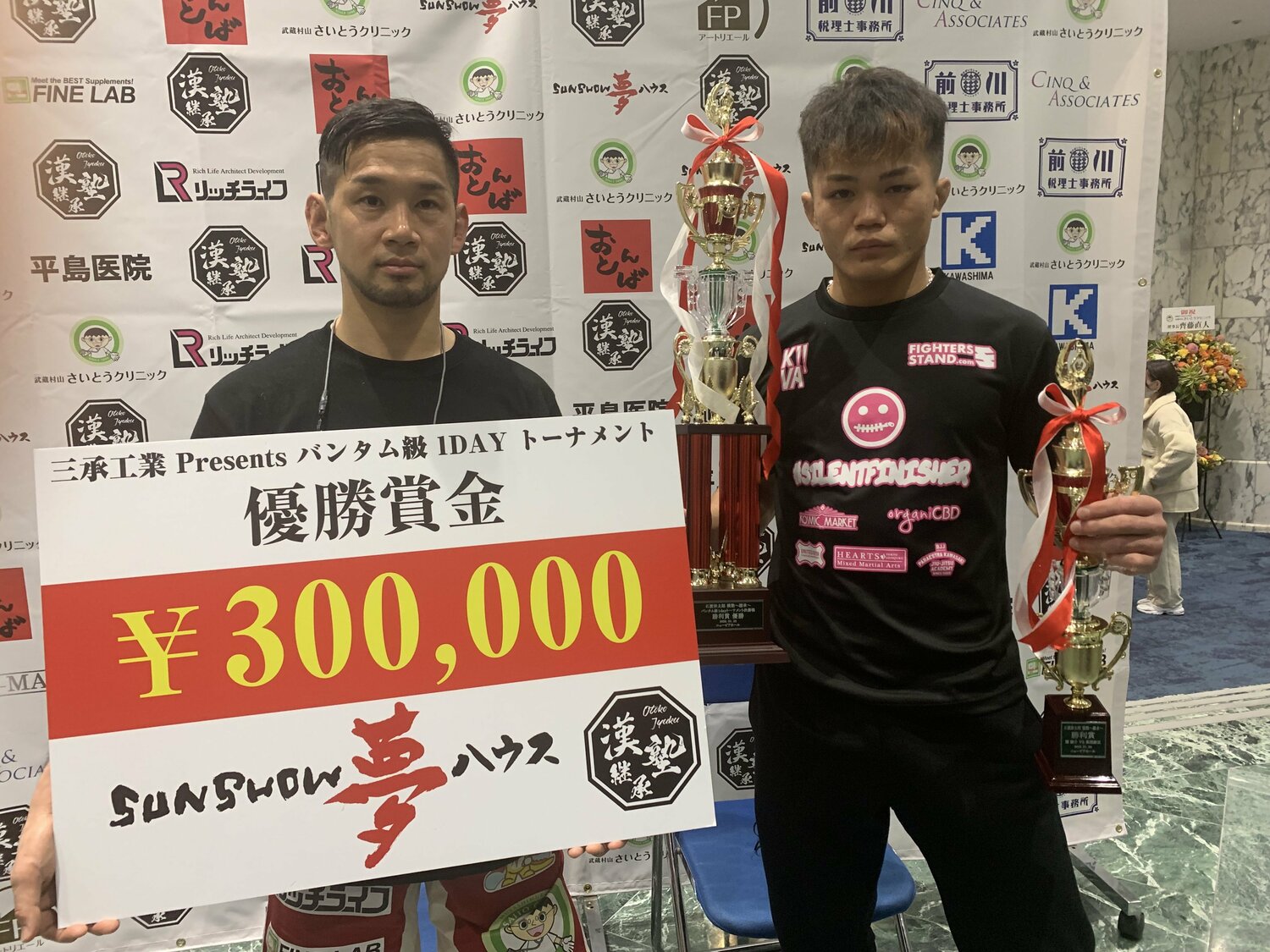 1dayトーナメントに優勝した風間敏臣と。若い選手にスポットを当てるための大会でもあった　©Norihiro Hashimoto