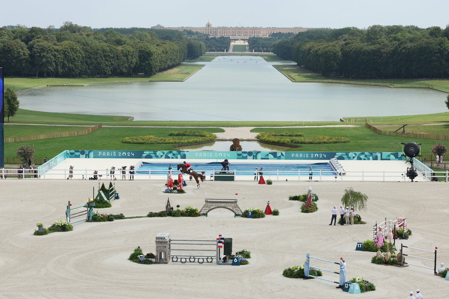 パリ五輪、ヴェルサイユ宮殿前の馬術会場　©Tetsuya Higashikawa/JMPA