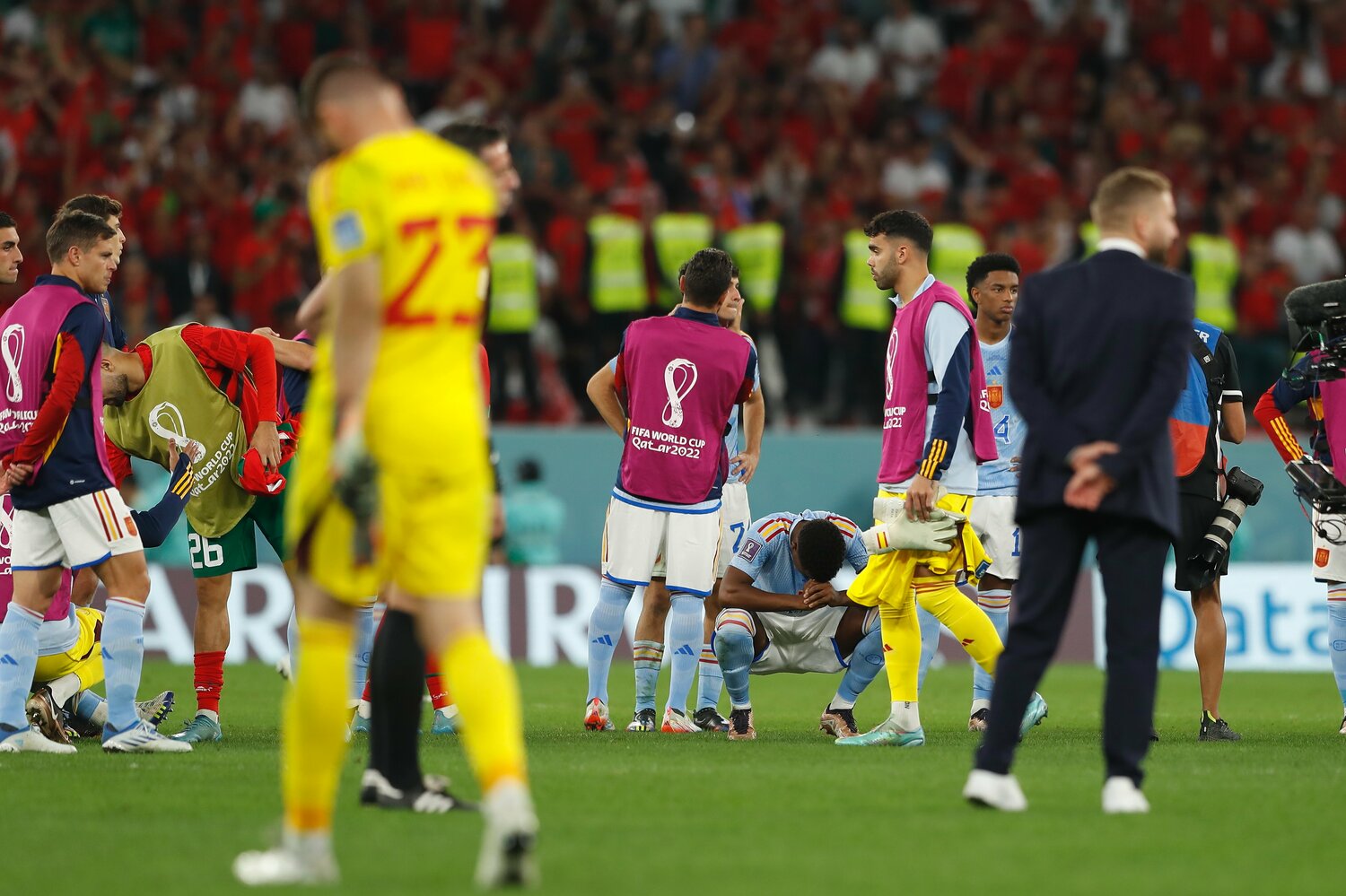 モロッコ戦後、落胆するスペインイレブン　©Mutsu Kawamori