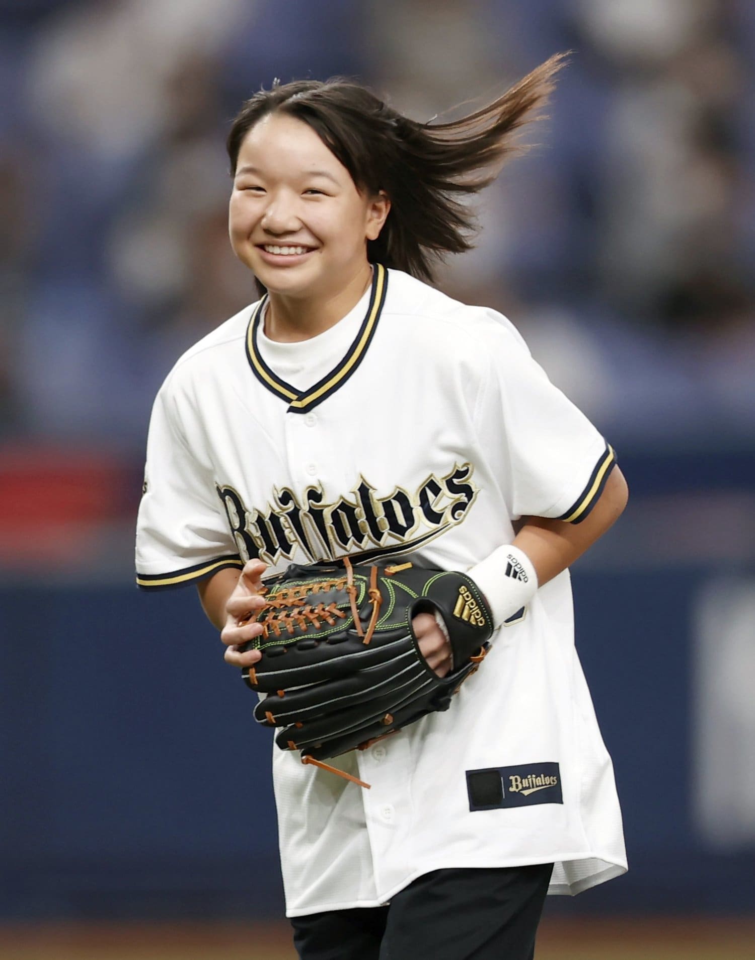 9月19日、プロ野球オリックス対西武。始球式を務めた東京五輪のスケボー女子ストリート金メダルの西矢椛　©KYODO