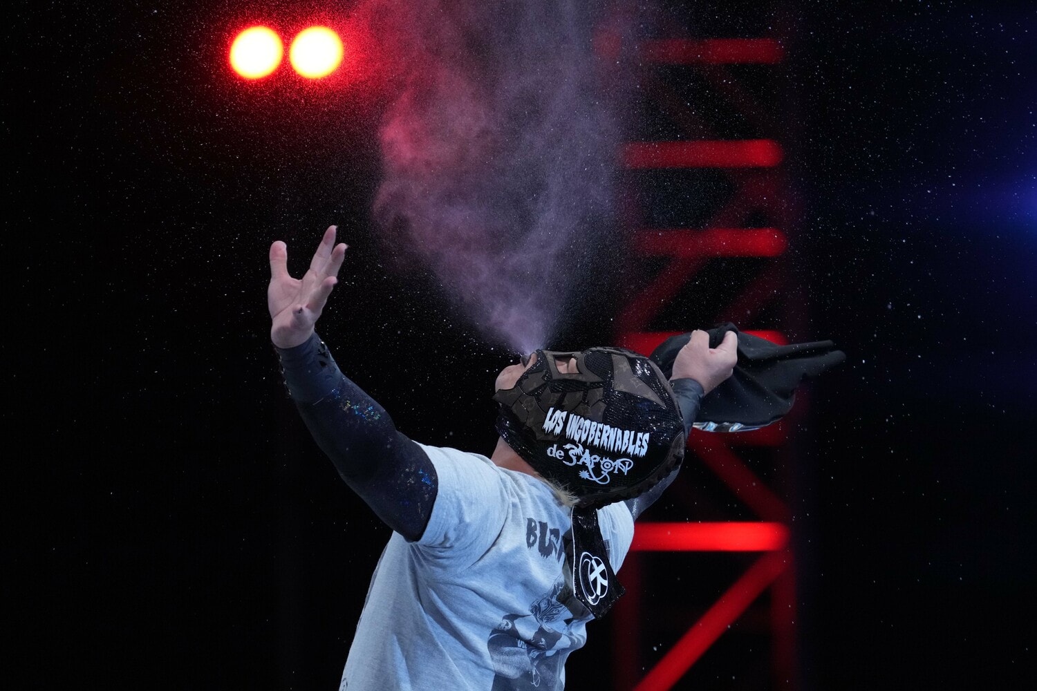 コーナーに上がりいつものパフォーマンスを見せるBUSHI　©Essei Hara