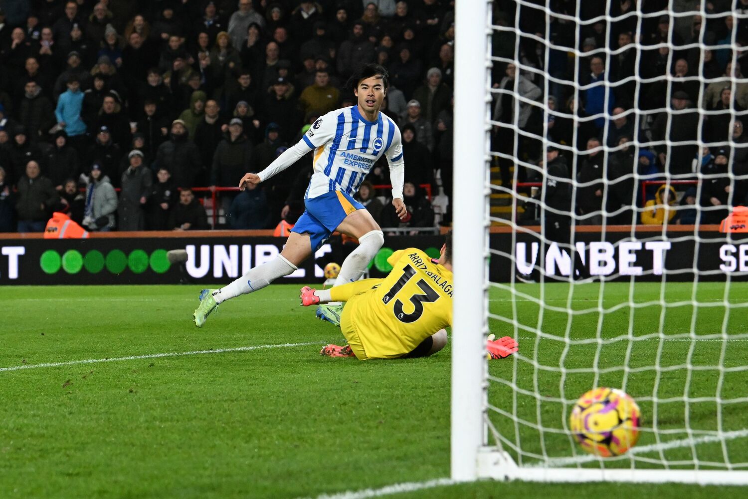 ゴール右隅に流し込んだ三笘。決まった瞬間の表情【2枚目／全2枚】　©AFLO