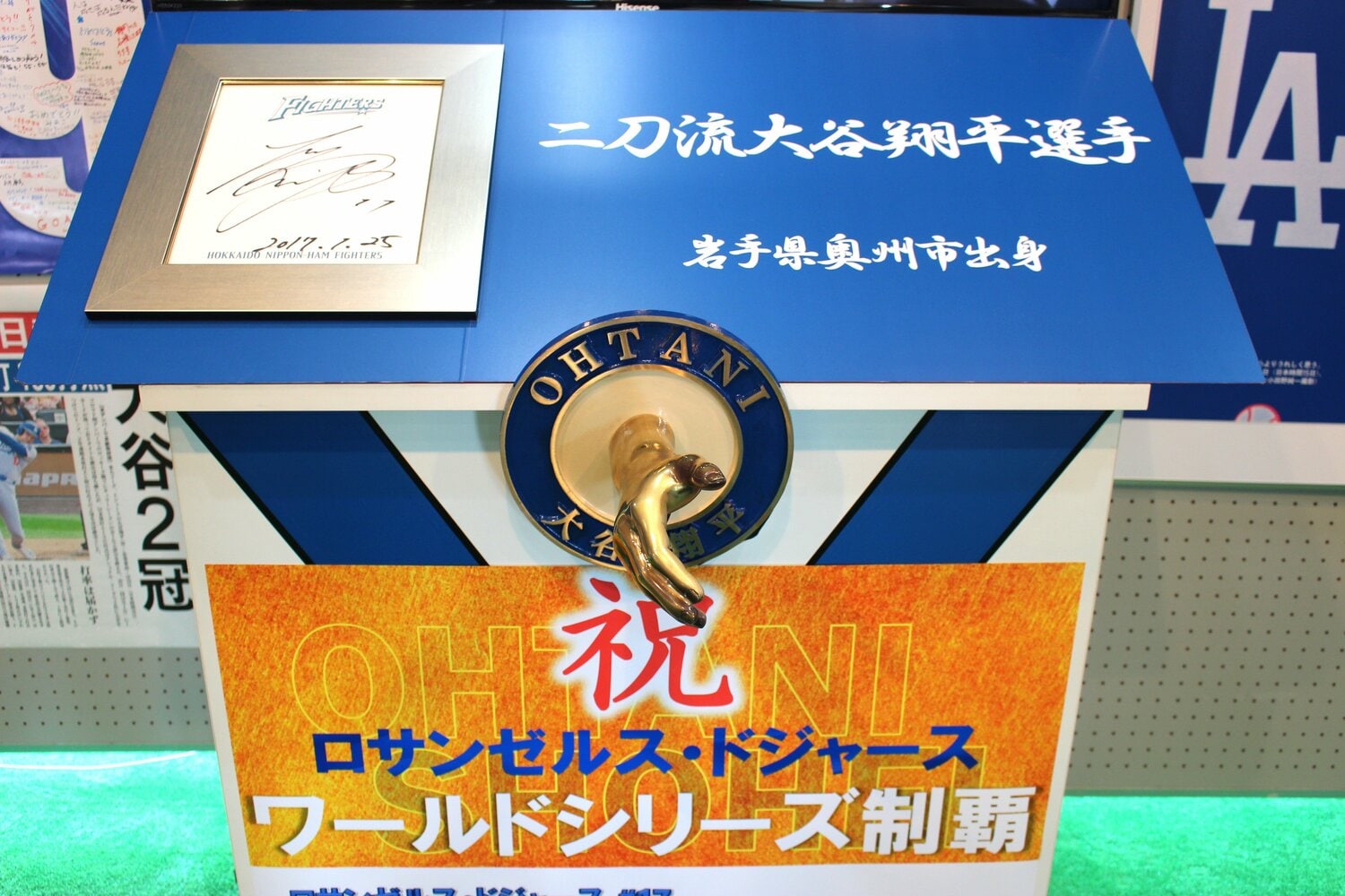 大谷の右手を象った黄金の握手像　©Number Web