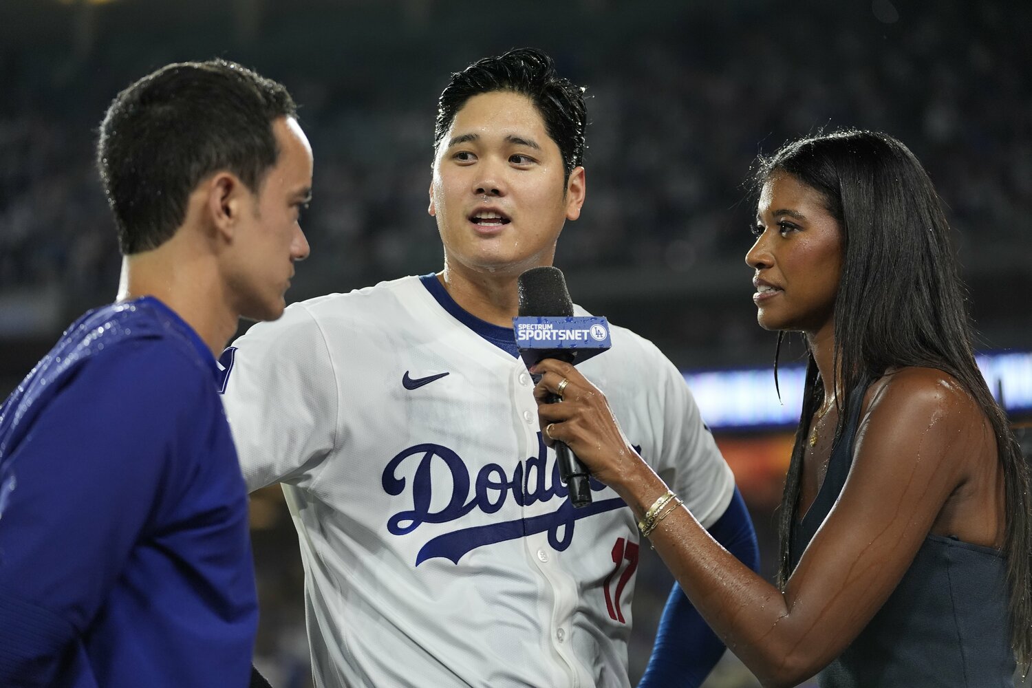 女性リポーターのキルステン・ワトソンさんのインタビューに答える大谷翔平。左は通訳のウィル・アイアントン氏　©︎AFLO