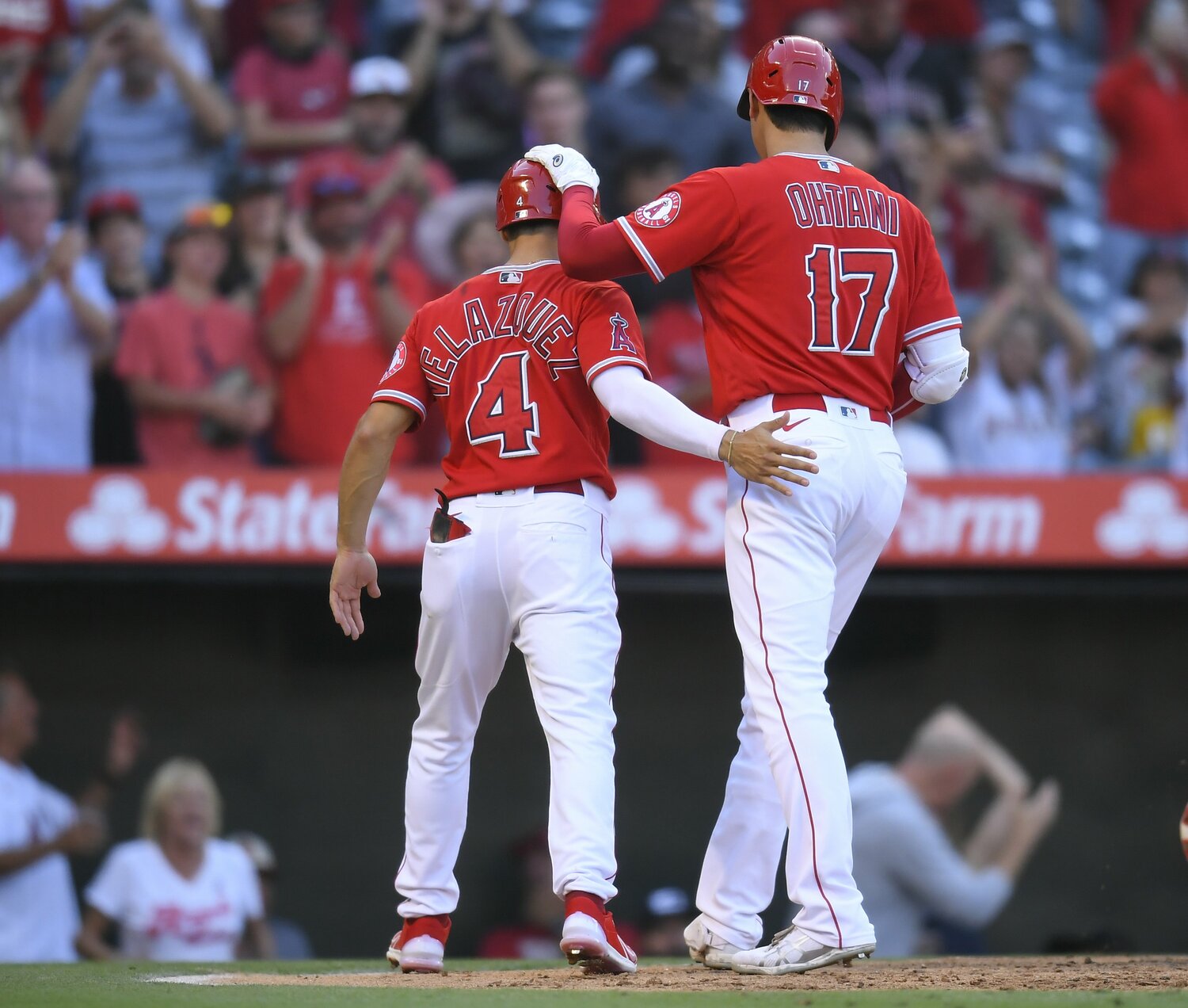 7月30日、絶妙なバントで貢献したベラスケスのプレーを“頭ポンポン”でねぎらう　©Getty Images