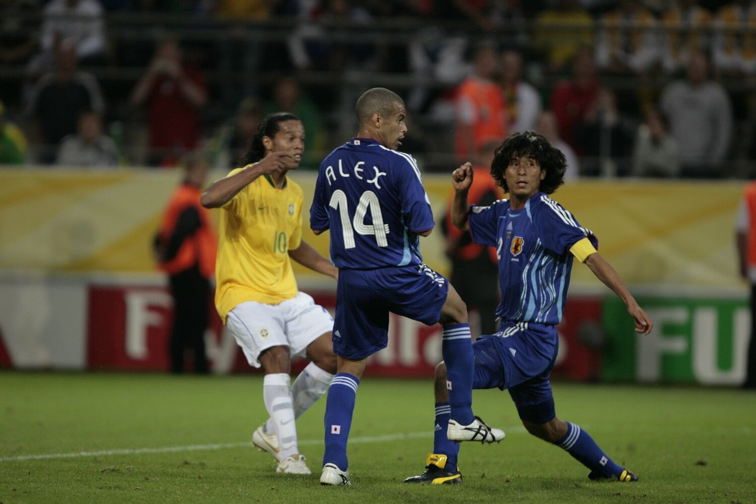 ロナウジーニョをマークする三都主アレサンドロと中澤　©JMPA