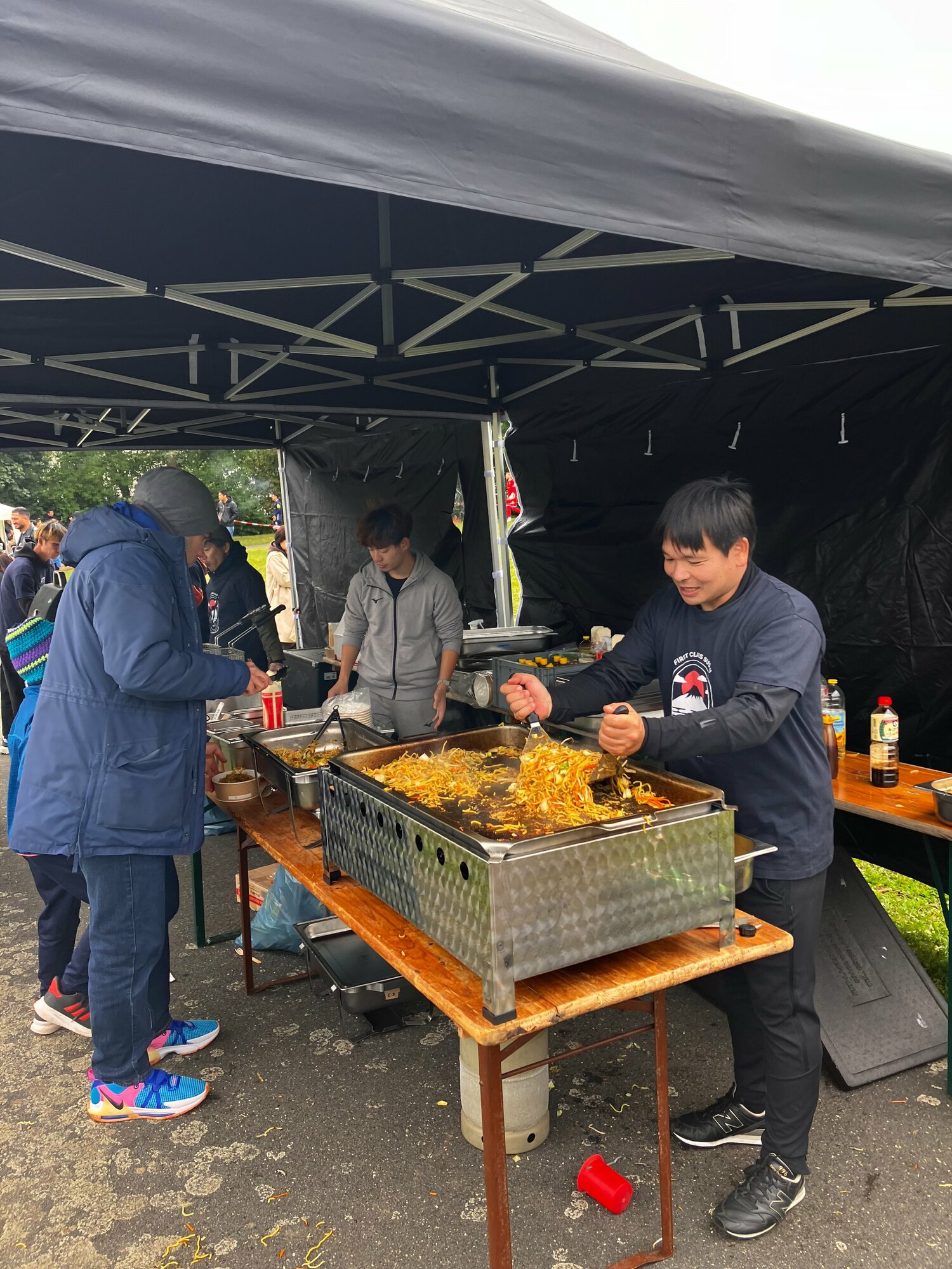 イベントでは焼きそばなどが振る舞われた　©Kichinosuke Nakano