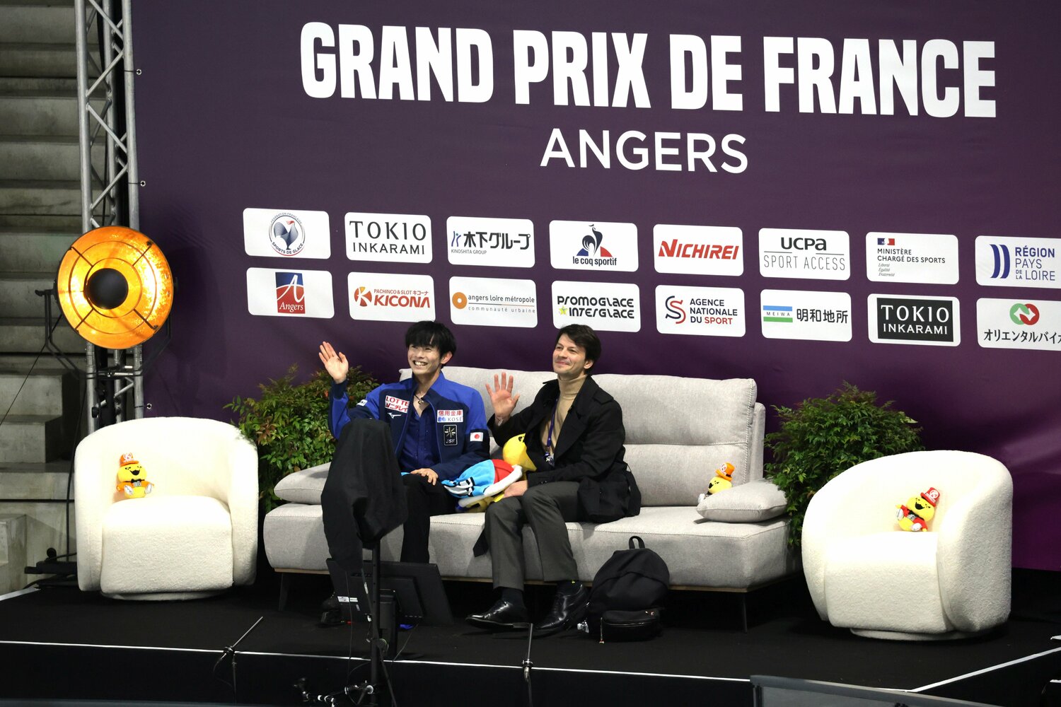 フランス杯にて、二人三脚で歩んできたステファン・ランビエルコーチと　©AFLO