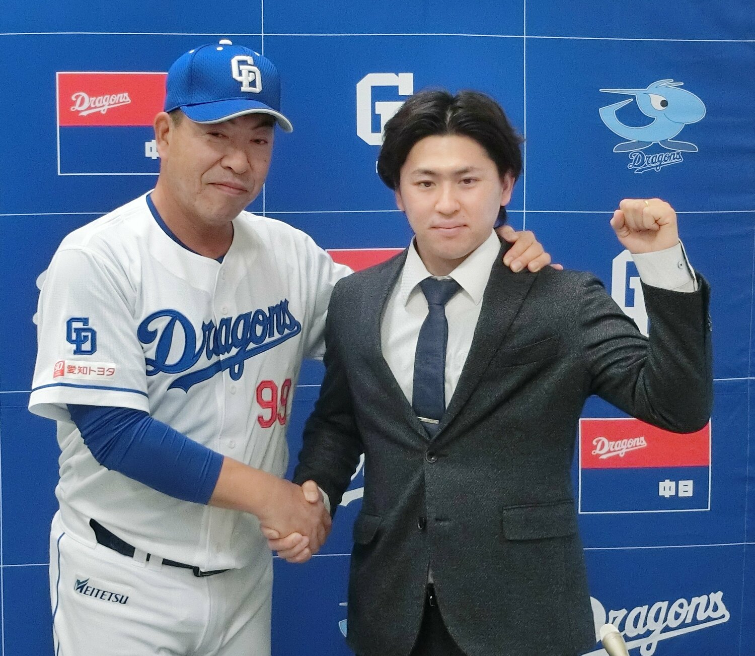 今季から中日を率いる井上一樹監督。右はソフトバンク戦力外を経て支配下選手契約を結んだ三浦瑞樹 ©JIJI PRESS