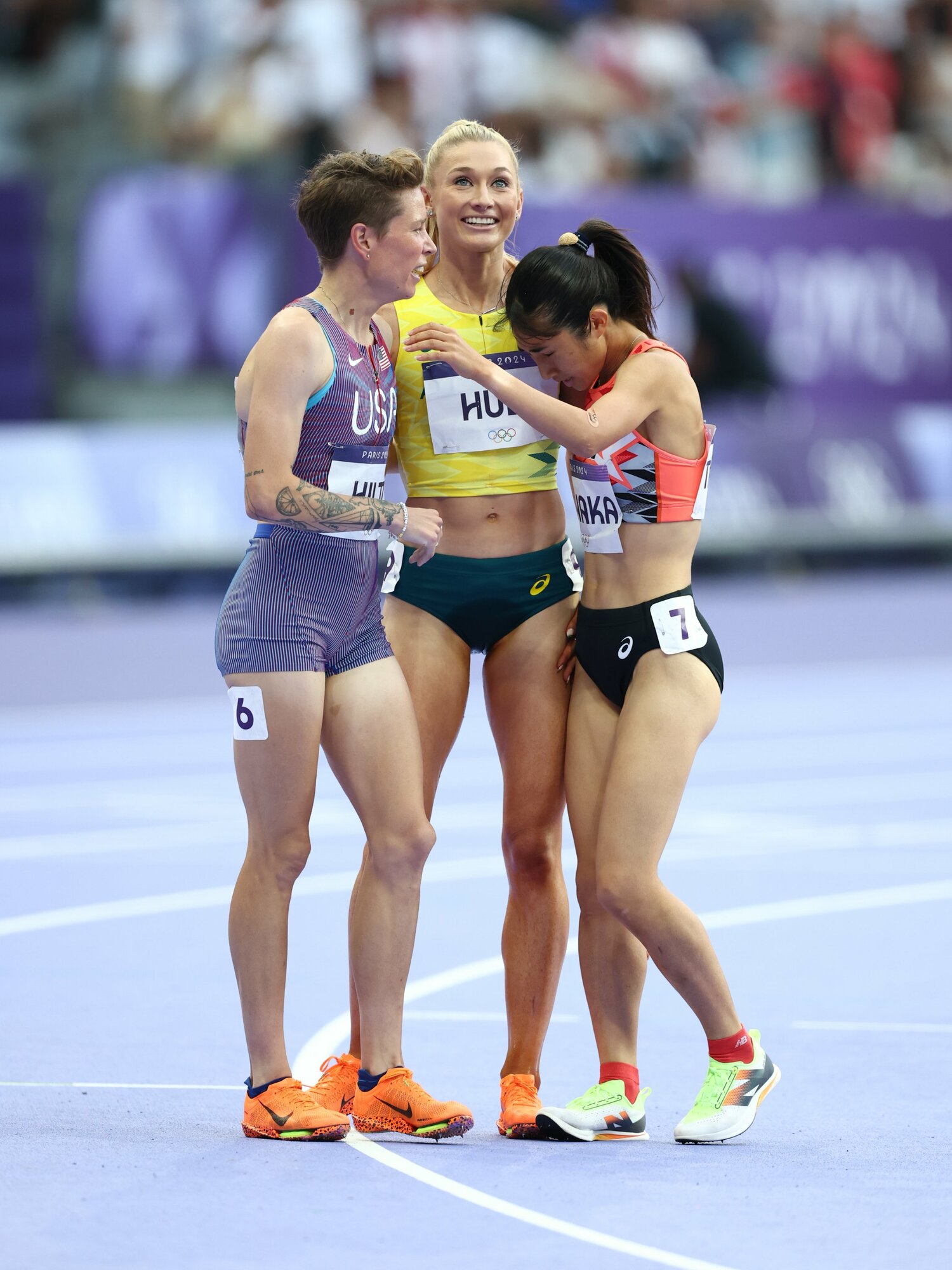 準決勝後、ハルと抱擁する田中希実　©Ryosuke Menju/JMPA