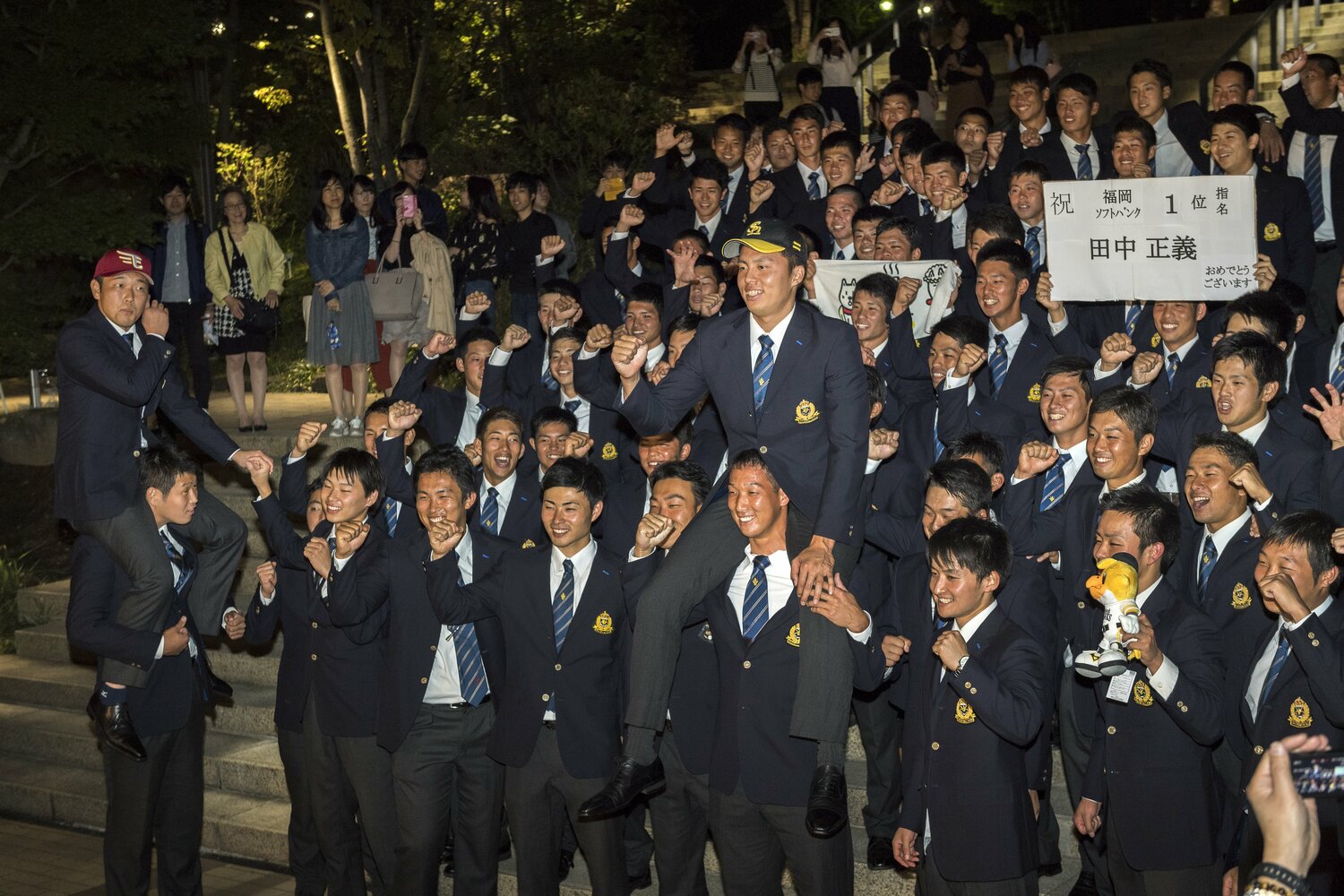 6年前のドラフト、5球団が1位指名で競合した田中正義(創価大)。ソフトバンクが交渉権を獲得した ©BUNGEISHUNJU