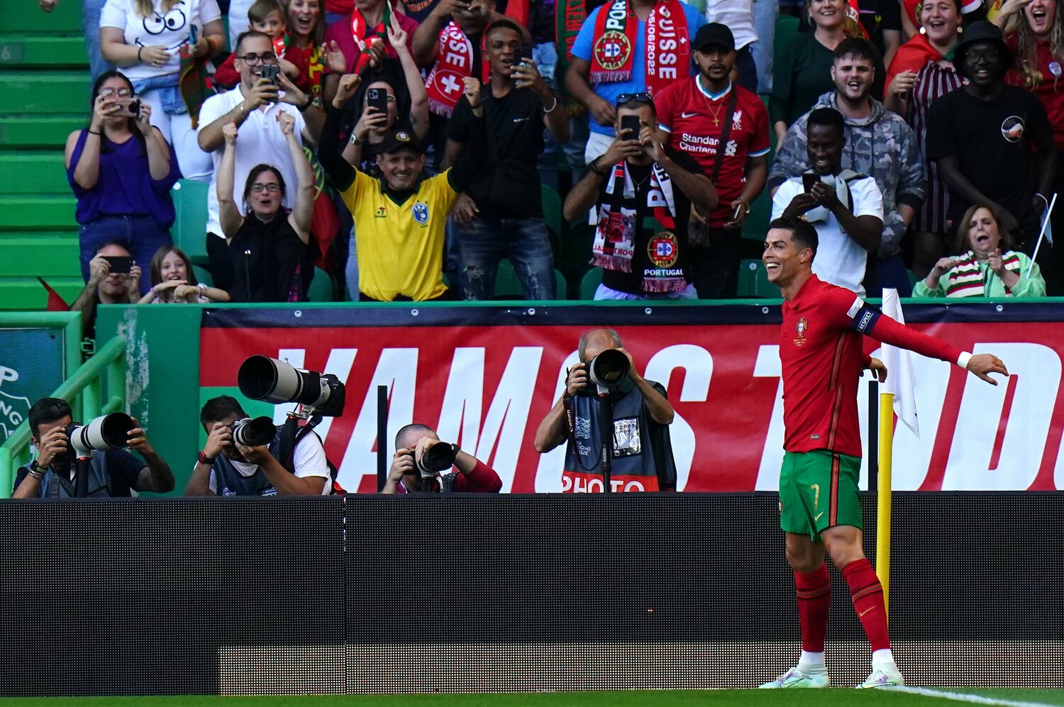 6月のスイス戦でゴールを決めたロナウド。おなじみのポーズも健在　©Getty Images