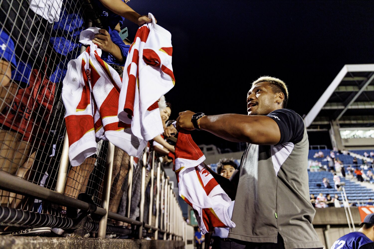 サインを求めるファンに応えるWTBレメキ（34歳）。2019年大会に続くメンバー入りとなった　©︎Kiichi Matsumoto