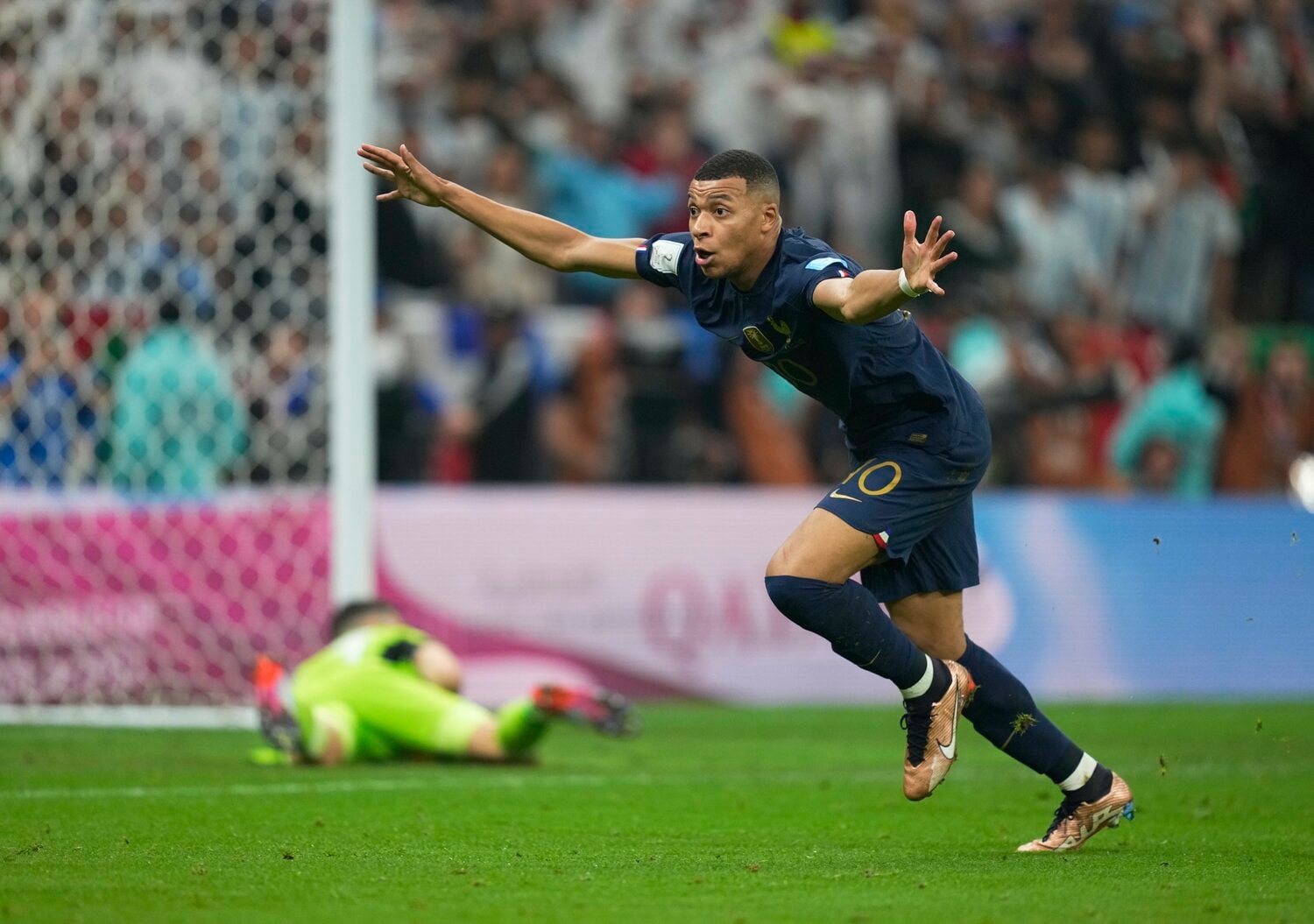 エムバペはW杯決勝でメッシに劣らぬパフォーマンスを見せ、リーグでは際立ったパフォーマンスを発揮したのだが……　©Getty Images