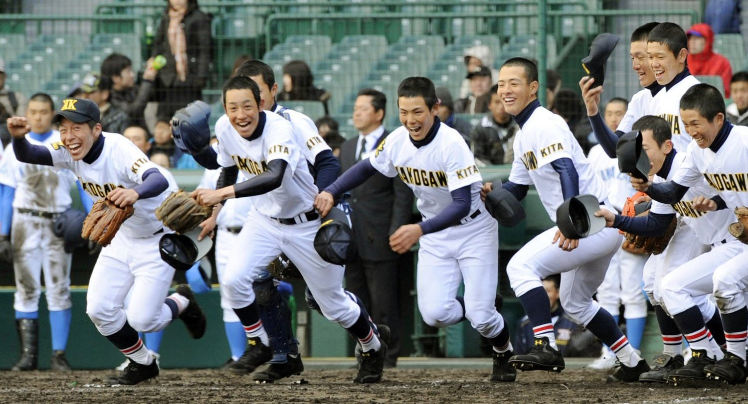 初戦突破を果たし喜ぶ加古川北ナイン©Kyodo News