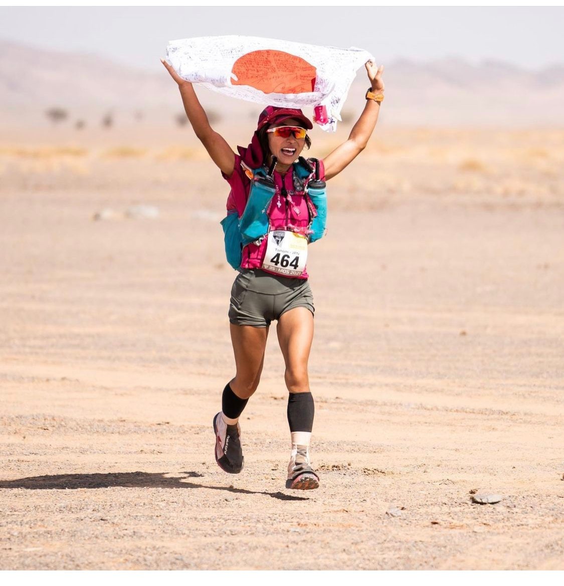 サハラマラソンを走る尾藤さん（本人提供）