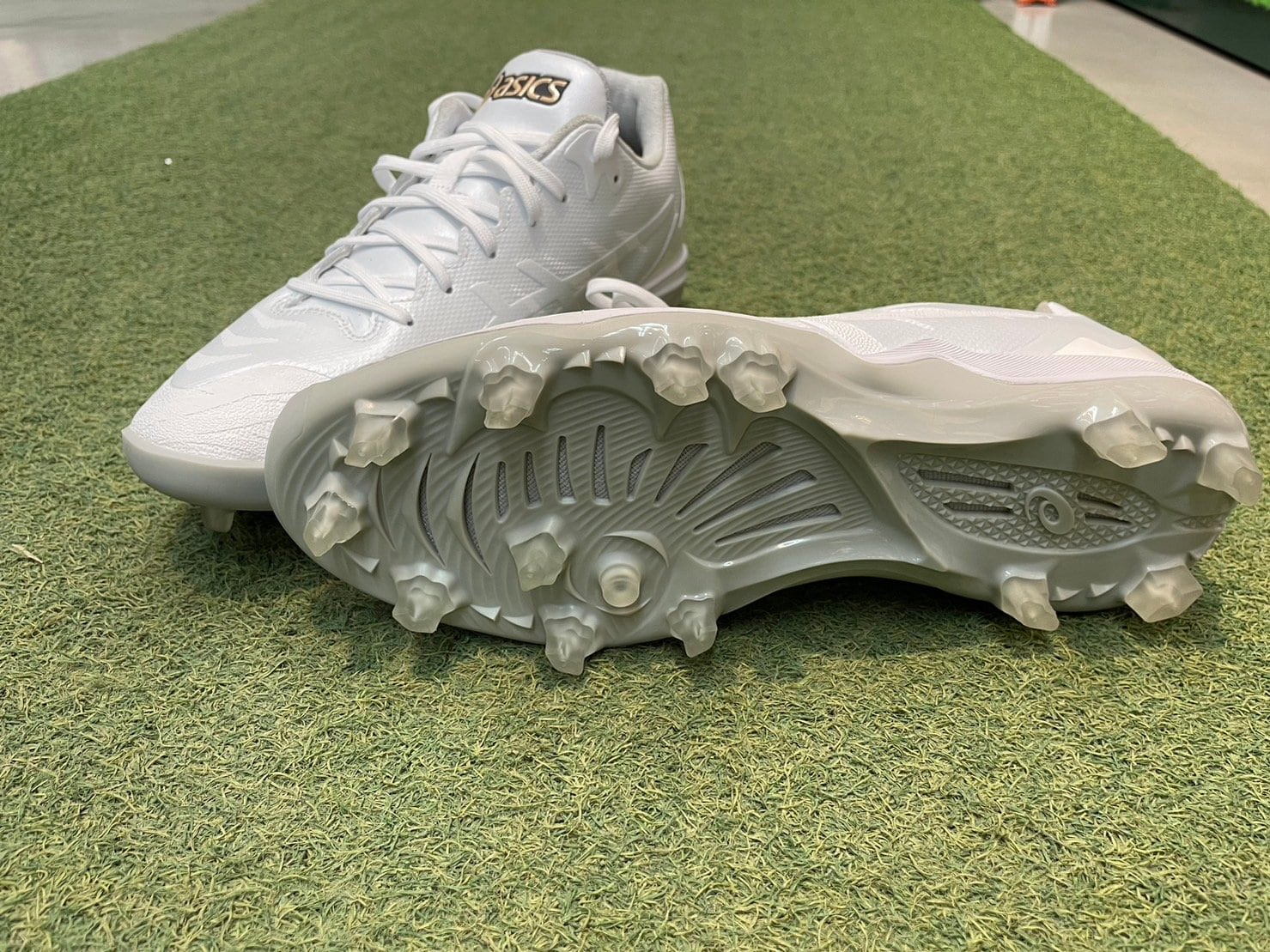 アシックスの次世代スパイク。樹脂製のポイントがついていて「足の裏がものすごい楽」