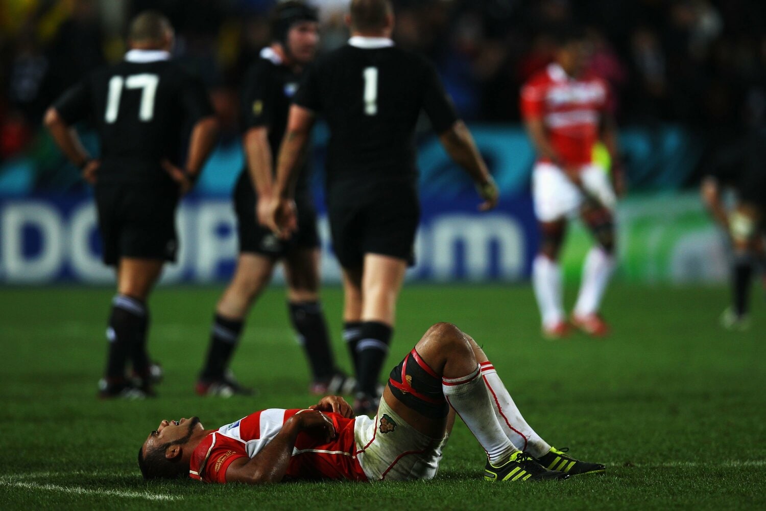 2011年大会でニュージーランドに大敗を喫し(7-83)、グラウンドに横たわるリーチ マイケル。堀江翔太と並び、歴代最多タイとなる4大会連続出場となる ©︎Getty Images