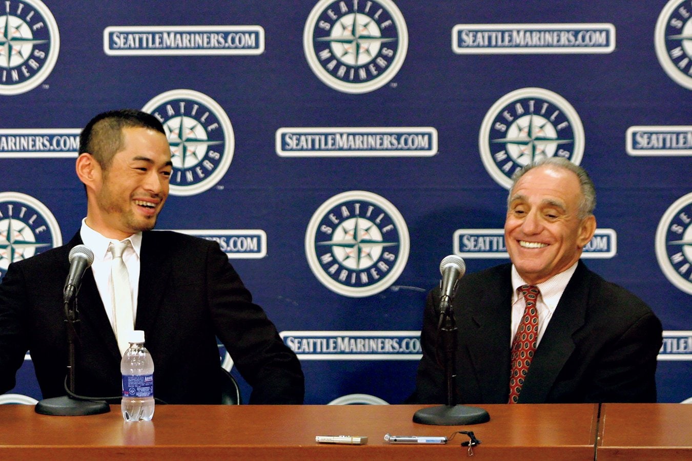 2007年にマリナーズとの契約を延長したイチローは、アタナシオとともに笑顔で会見に臨んだ　AFLO