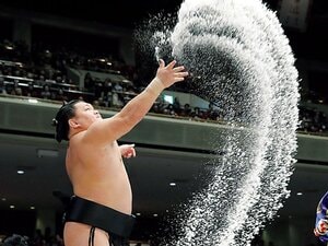 大相撲・東京場所で土俵に舞う「清めの塩」は合計650kg！ 使用する“超有名CM塩”のお値段は？